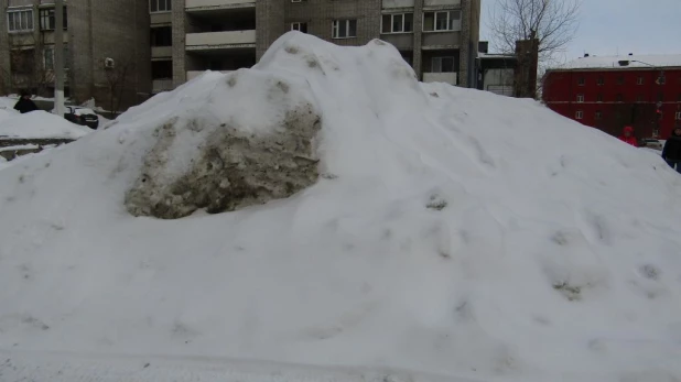 Сугробы в Барнауле и Новоалтайске.