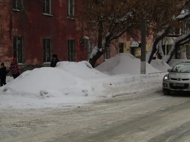 Сугробы в Барнауле и Новоалтайске.