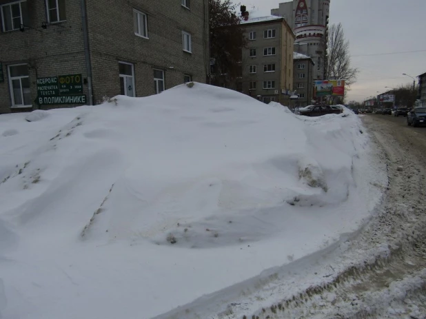 Сугробы в Барнауле и Новоалтайске.