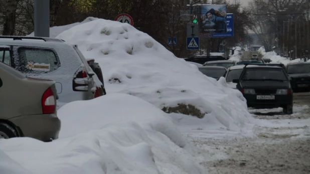 Сугробы в Барнауле и Новоалтайске.