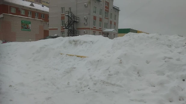 Сугробы в Барнауле и Новоалтайске.