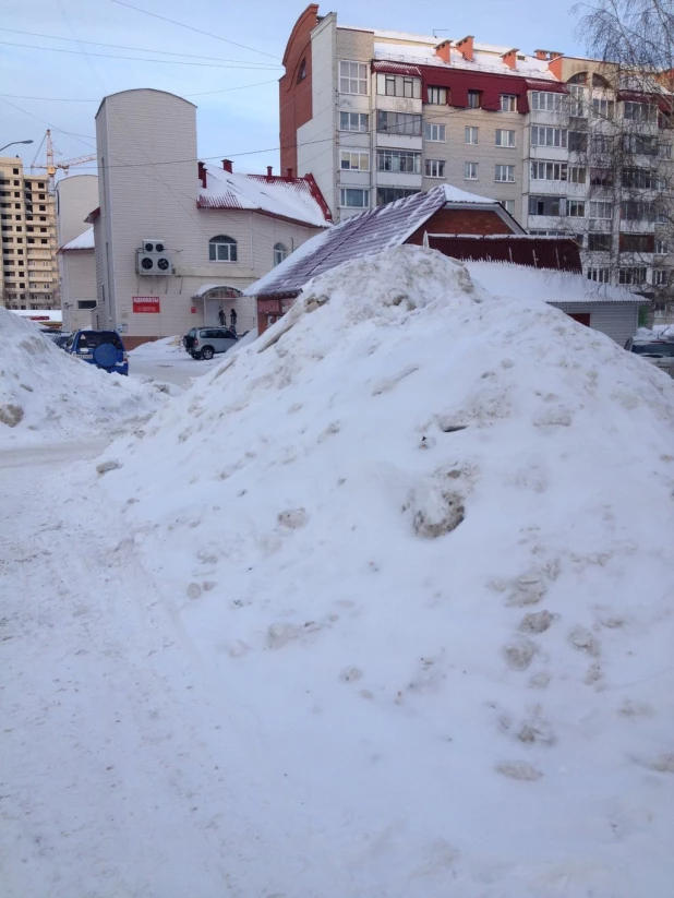 Сугробы в Барнауле и Новоалтайске.