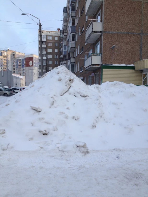 Сугробы в Барнауле и Новоалтайске.