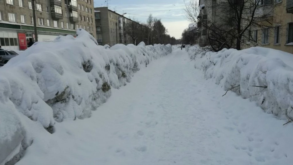 Сугробы в Барнауле и Новоалтайске.