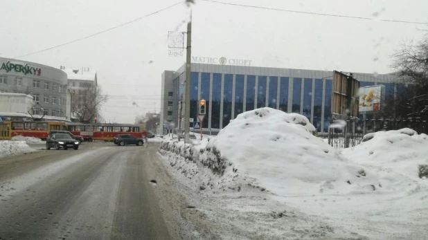 Сугробы в Барнауле и Новоалтайске.