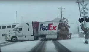 Поезд снес фуру в штате Юта.