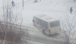Автобус въехал в сугроб.