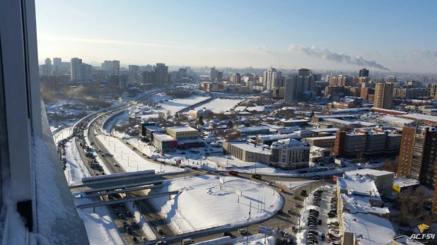 В Новосибирске из-за сломавшегося на дороге БТРа образовалась большая пробка. 26 января 2017 года.