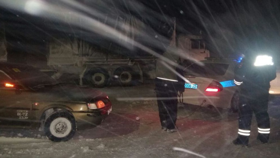 Полицейские спасали людей из снежного плена.