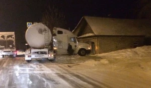 Фура чуть не влетела в дом.