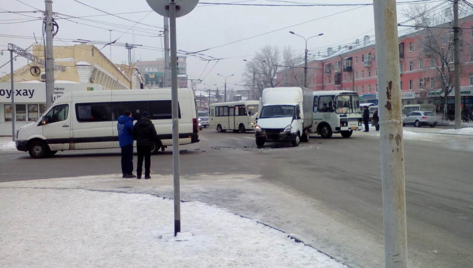 ДТП на проспекте Строителей в Барнауле. 30 января 2017 года.