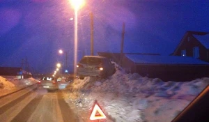 В Бийске иномарка взлетела на сугроб. 31 января 2017 года.