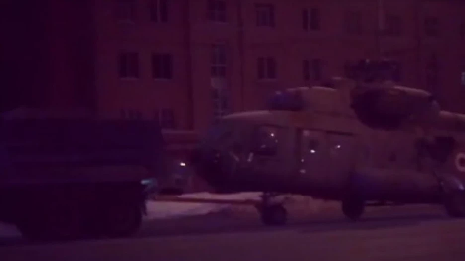 По ночному Новосибирску провезли иностранные вертолеты. 31 января 2017 года.