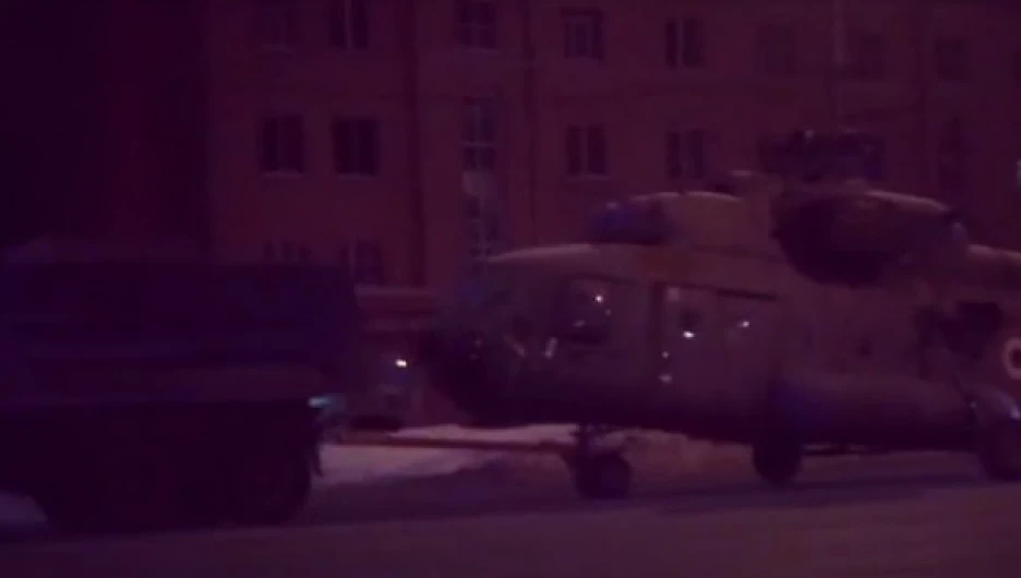 По ночному Новосибирску провезли иностранные вертолеты. 31 января 2017 года.