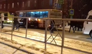 ДТП на остановке "Аграрный университет". Барнаул, 1 февраля 2017 года.