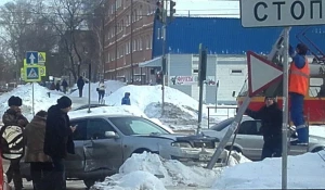 В Барнауле Toyota врезалась в светофорный столб. 3 февраля 2017 года.
