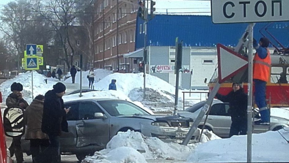 В Барнауле Toyota врезалась в светофорный столб. 3 февраля 2017 года.