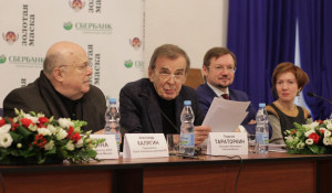 Георгий Тараторкин на пресс-конференции премии "Золотая маска" (в центре).