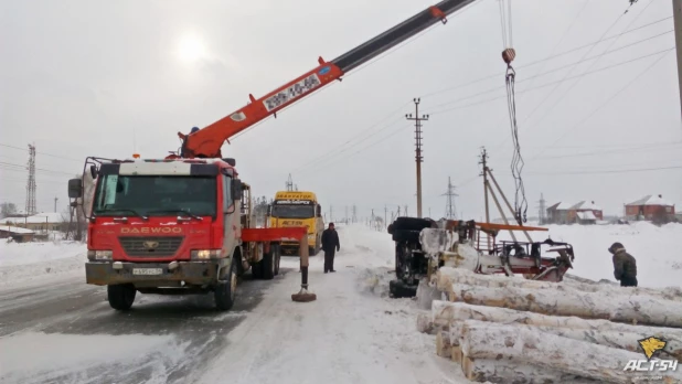 В Новосибирской области перевернулся лесовоз.