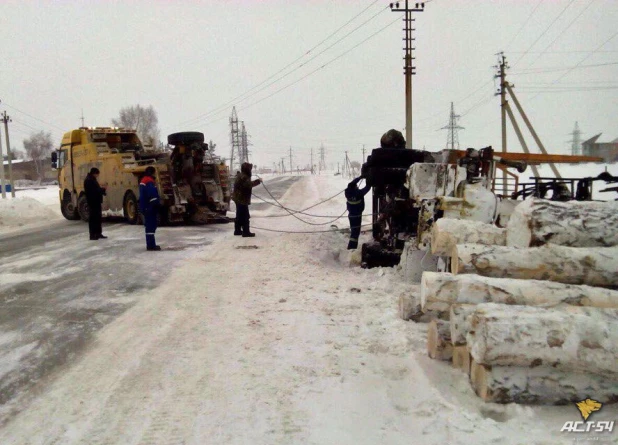 В Новосибирской области перевернулся лесовоз.