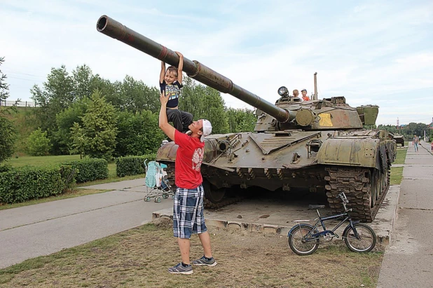 Легендарные танк Т-72 и БМП-1 благодаря Фонду прибыли в Бийск из Топчихинской военной части.