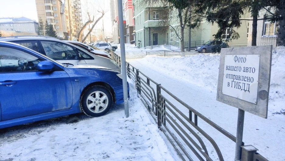 Парковка. Автомобили в Барнауле.