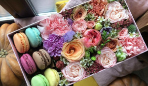 Коробки со сладостями и цветами. 