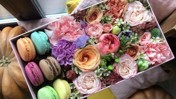 Коробки со сладостями и цветами. 