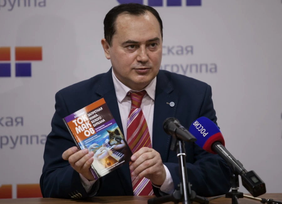 Владимир Токмаков презентовал &quot;Запретную книгу Белого Бурхана&quot;.