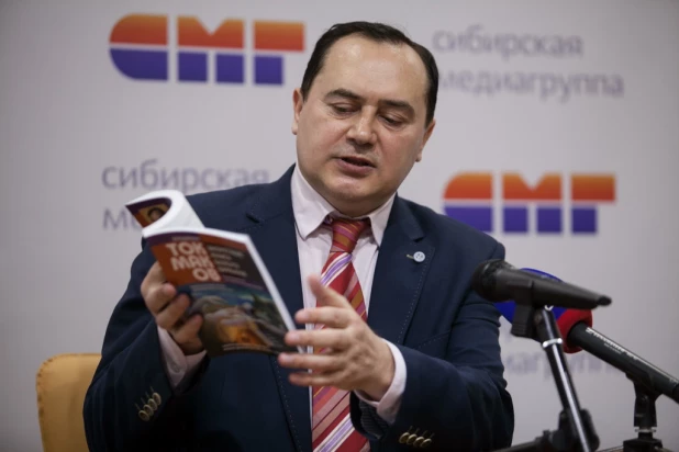 Владимир Токмаков презентовал "Запретную книгу Белого Бурхана".