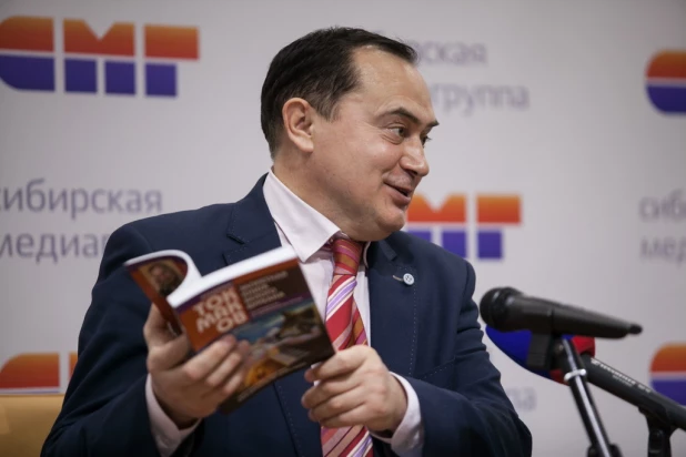 Владимир Токмаков презентовал "Запретную книгу Белого Бурхана".