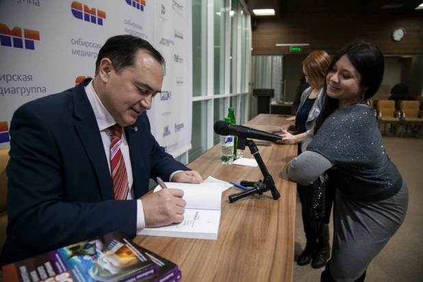 Владимир Токмаков презентовал "Запретную книгу Белого Бурхана".