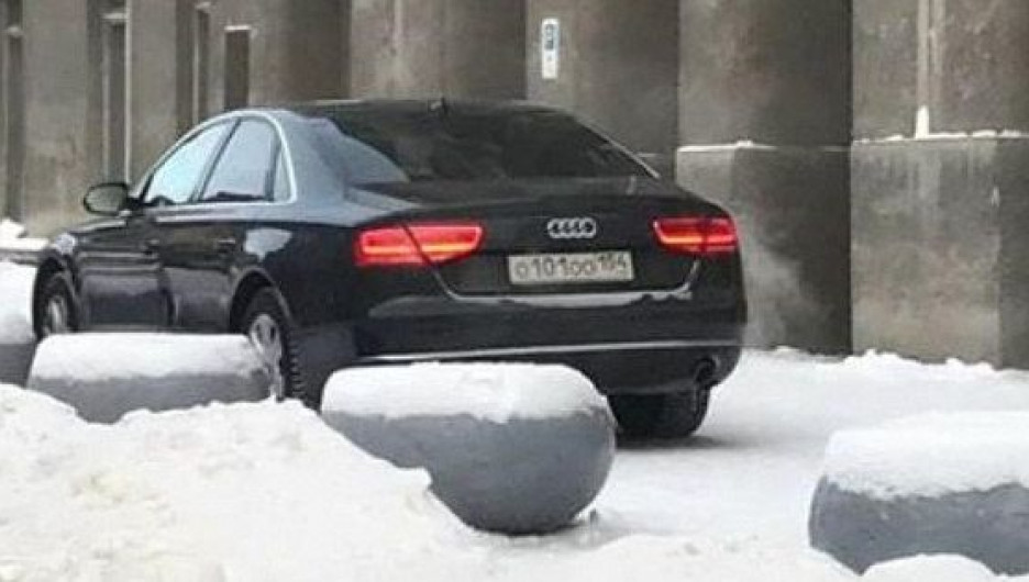 Водителя мэра Новосибирска наказали за парковку на тротуаре.