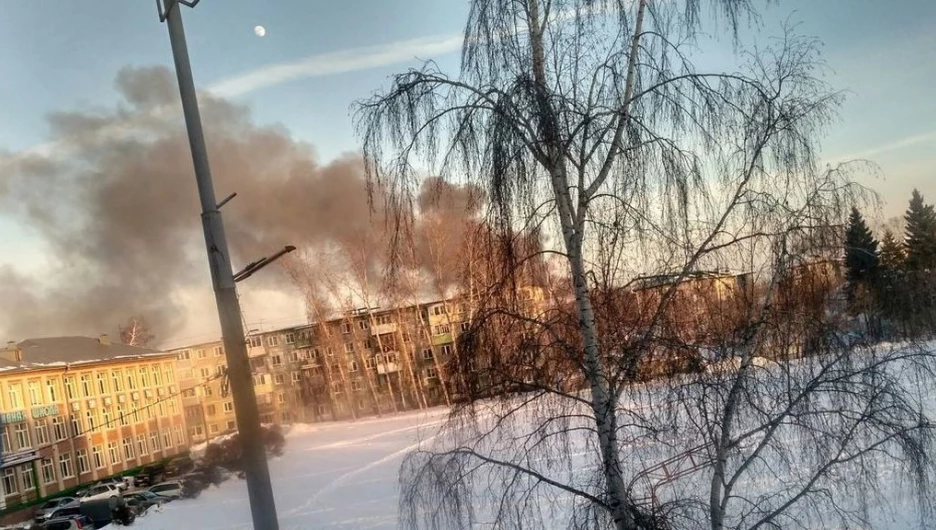 В Барнауле горят дома на ул. Г. Исакова.