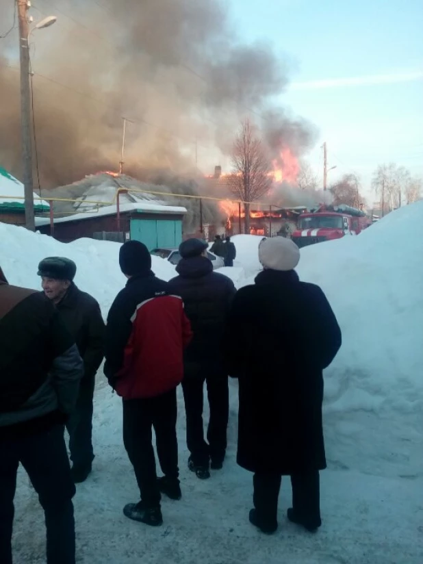 В Барнауле горят дома на ул. Г. Исакова.