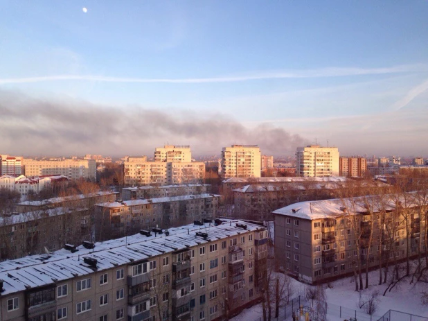 В Барнауле горят дома на ул. Г. Исакова.