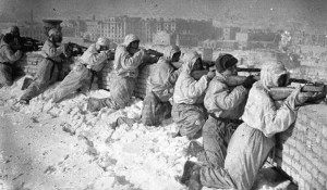 Советские солдаты на крыше дома в Сталинграде, январь 1943.