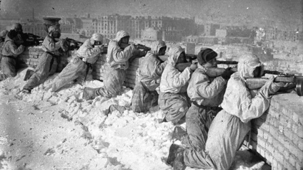 Советские солдаты на крыше дома в Сталинграде, январь 1943.