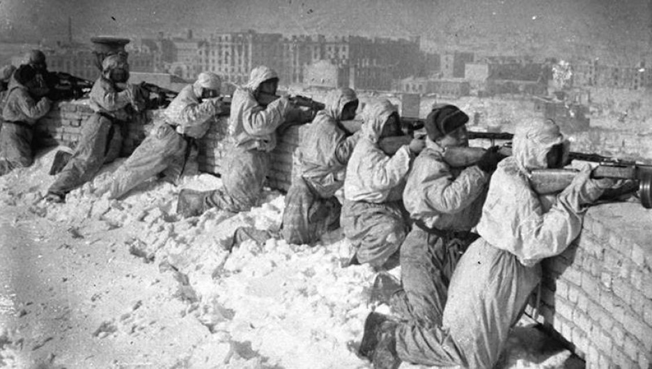 Советские солдаты на крыше дома в Сталинграде, январь 1943.