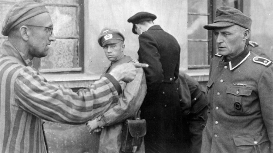 Выживший русский солдат идентифицирует бывшего охранника концлагеря Бухенвальд.