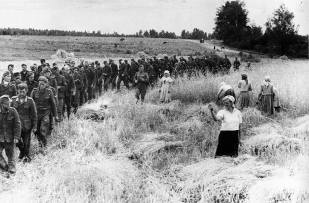 Советская женщина грозит кулаком немецким военнопленным, 1944 год.