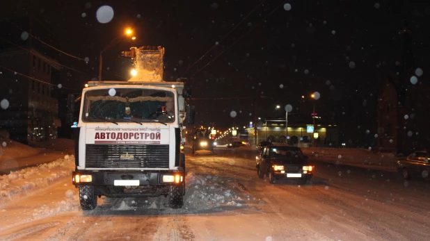 Уборка снега в Барнауле.