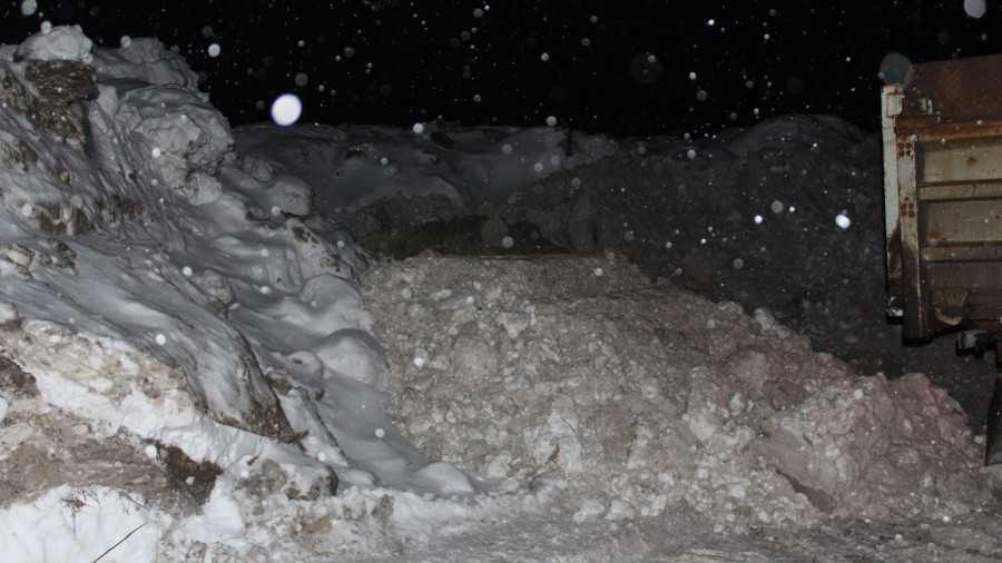 Еще 5 тонн снега отправились на свалку.