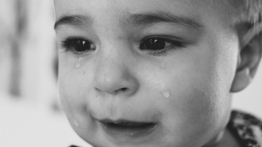 Ребенок плачет.