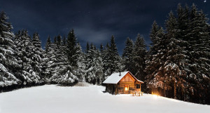 Дом в зимнем лесу. Сторожка. Много снега.