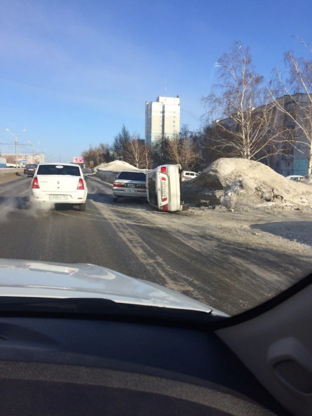 Toyota легла на бок.