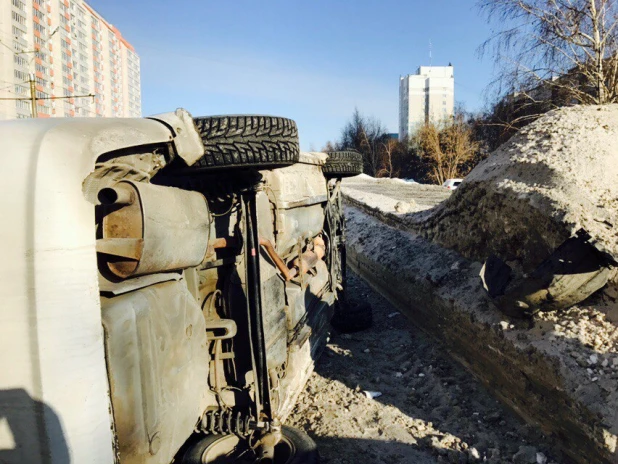 Toyota легла на бок.