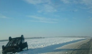 На трассе М-52 перевернулась иномарка