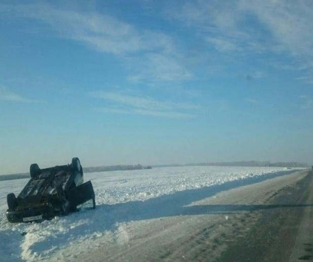 На трассе М-52 перевернулась иномарка