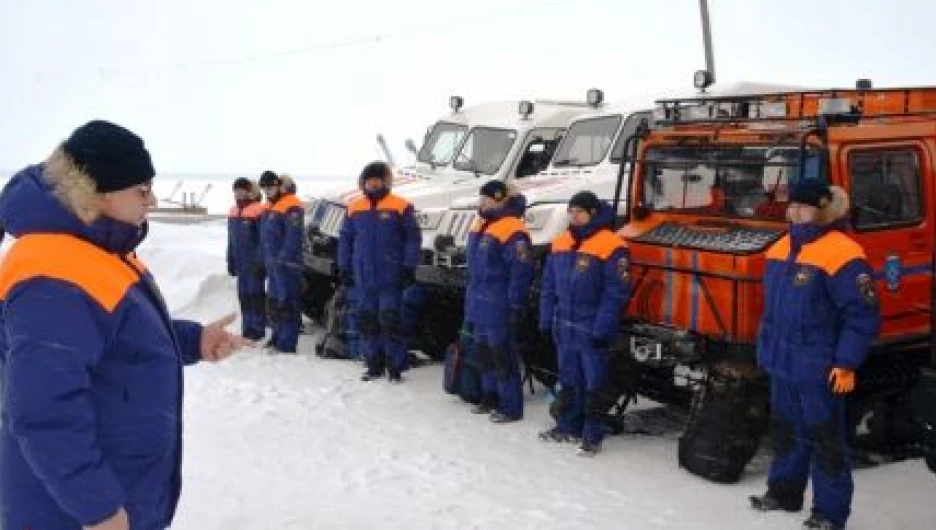 Спасатели МЧС принимают участие в поисковых работах на Телецком озере. 13 февраля 2017 года.